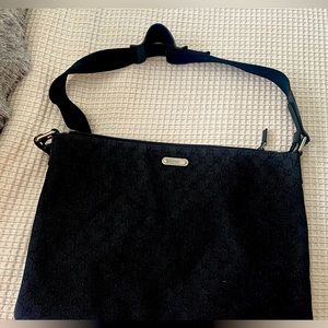 Authentic Gucci Messenger Travel Bag. Unisex crossbody.
